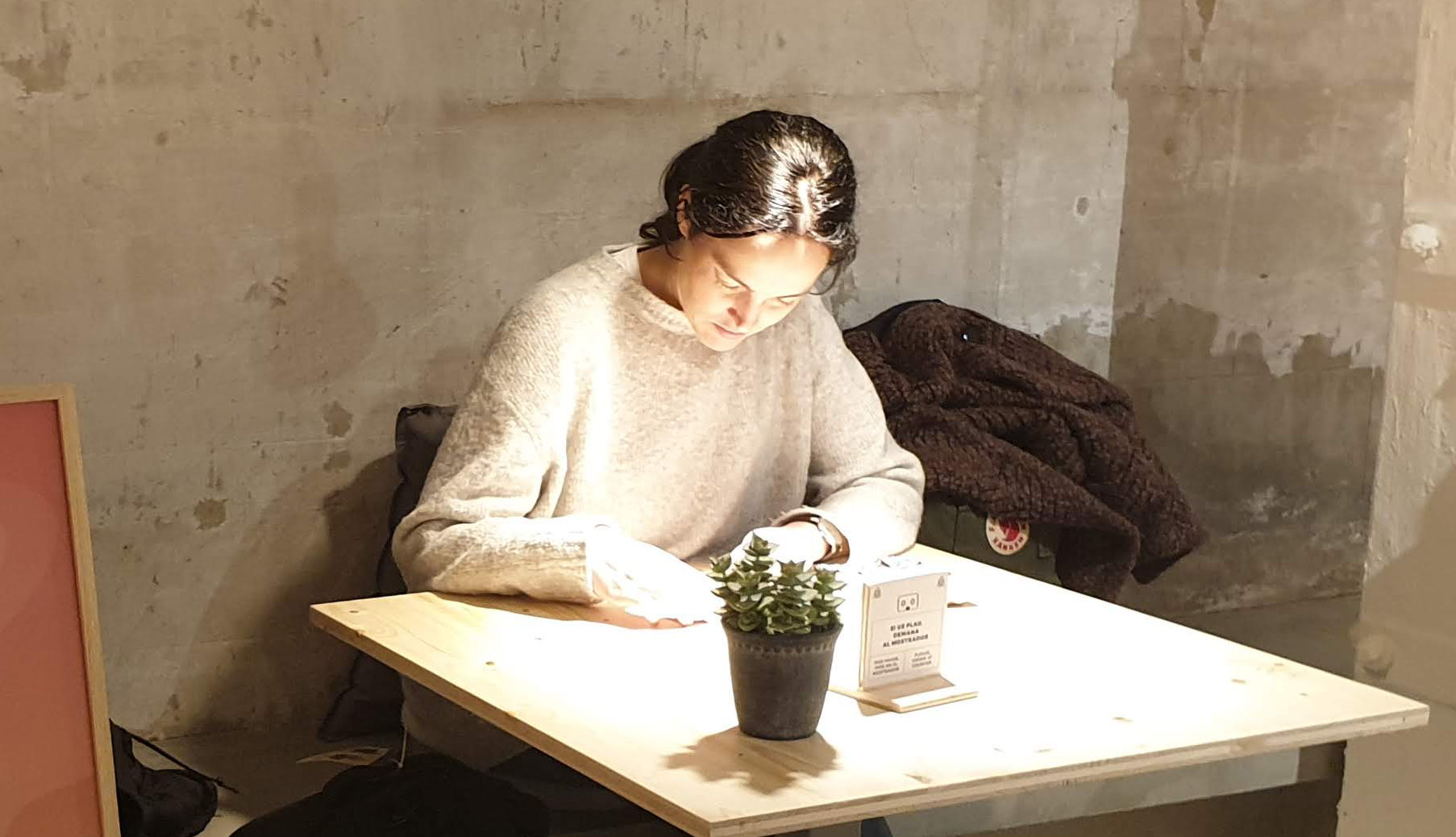 Noemí reading at a café
